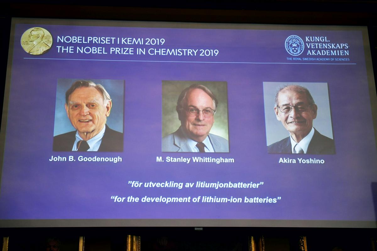 Letošnji Nobelovi nagrajenci za kemijo John B. Goodenough, M. Stanley Whittingham in Akira Jošino. Foto: EPA