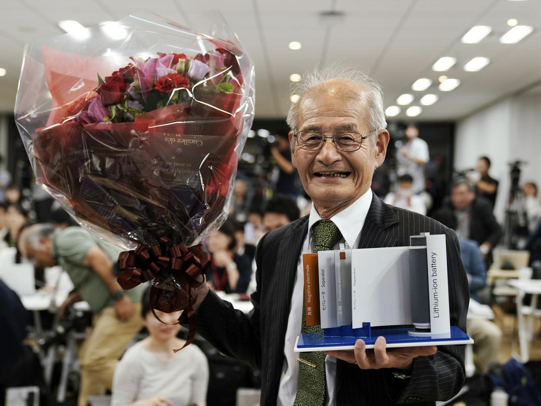 Japonski nagrajenec Akira Jošino z modelom litij-ionske baterije.  Foto: EPA