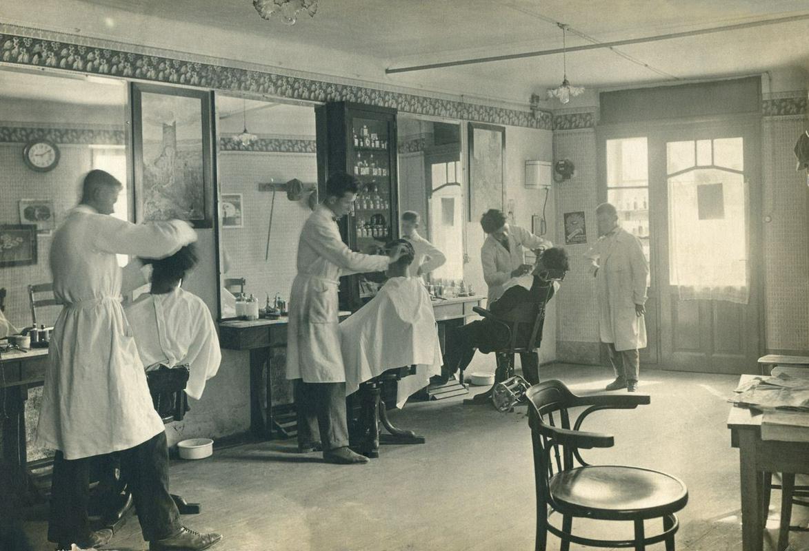 Salon Viktorja Ozbiča v letu odprtja, 1924. Viktor Ozbič striže v sredini. Foto: Janko Ozbič