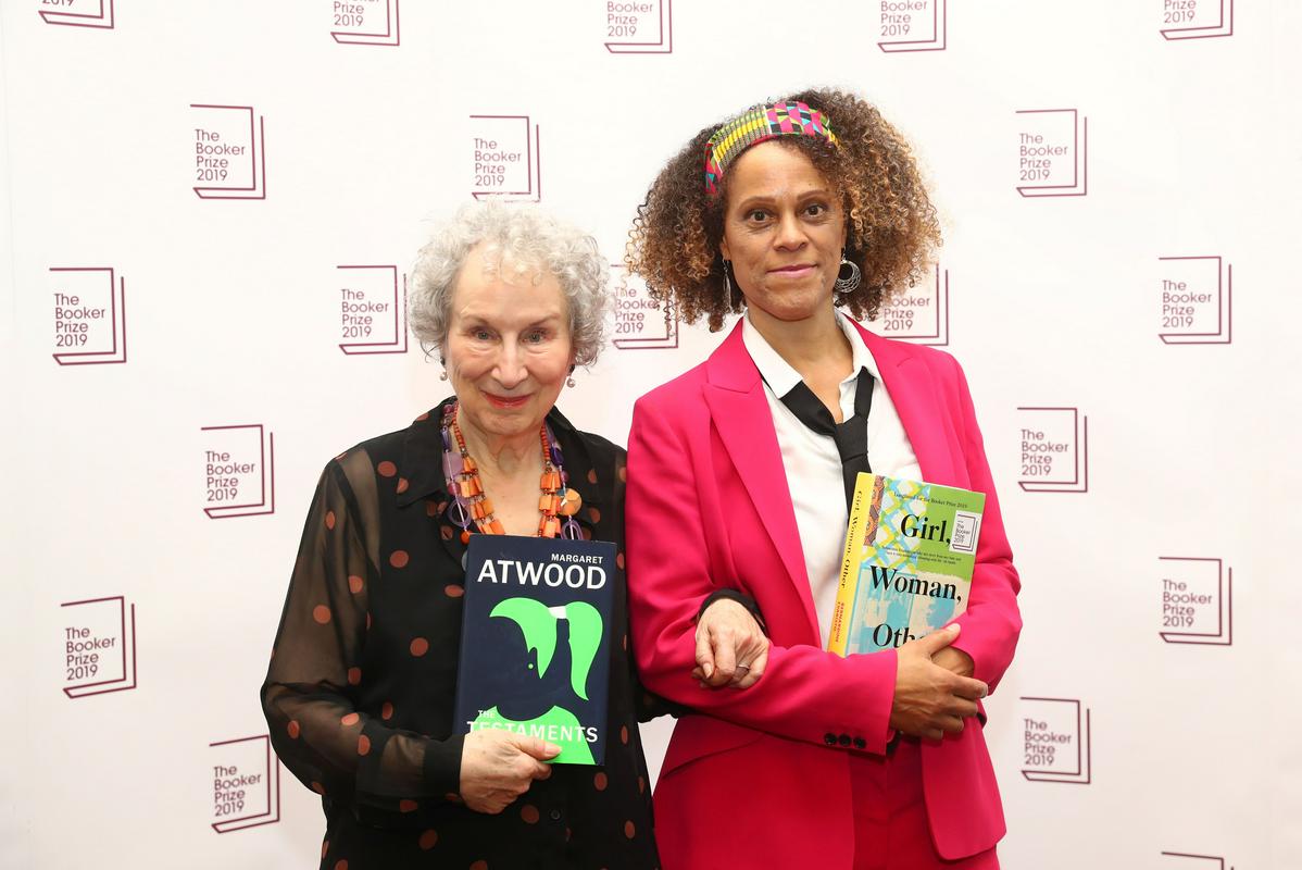 Margaret Atwood in Bernardine Evaristo z nagrajenima romanoma. Foto: Reuters