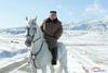 Kim Džong Un na belem konju na vrhu svete gore iskal 