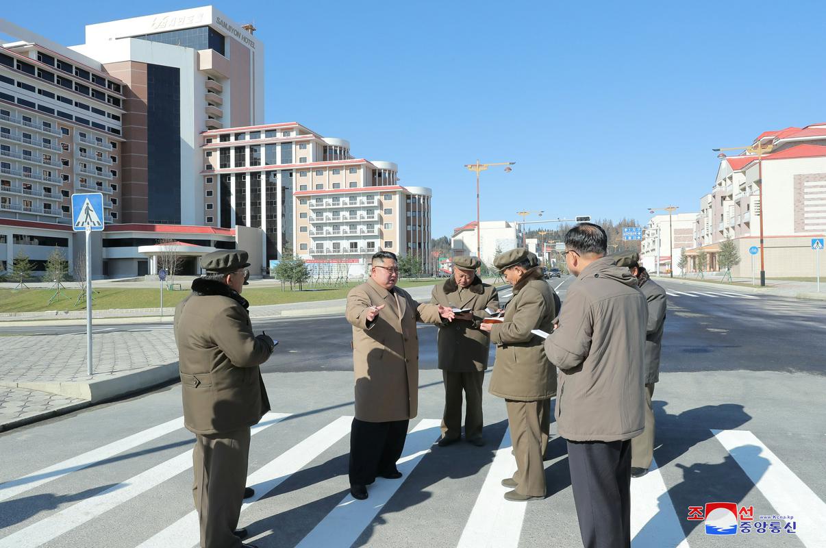 Sočasno je KCNA v svet poslala fotografije Kima, ki svojim podanikom daje navodila glede dokončanja stanovanjske soseske. Foto: Reuters