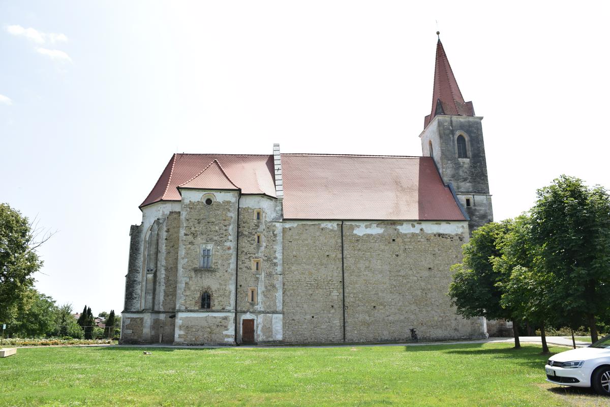 Tišinska cerkev pred obnovo pročelja. Foto: Smiljan Simerl