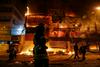 Trije mrtvi v požaru v veleblagovnici med protesti, na ulicah vojska