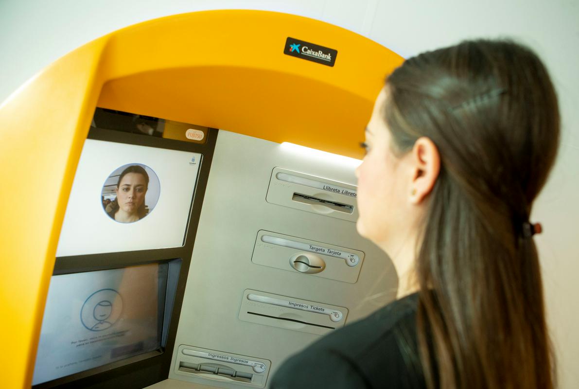 Uporaba bankomata preko prepoznavanja obraza v Španiji. Foto: EPA