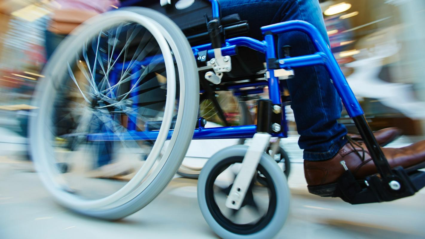 Pri osebni asistenci ne gre vedno le za spremljanje človeka na invalidskem vozičku na družabne aktivnosti, pogosto vključuje tudi osebno nego in skorajda zdravniško oskrbo.  Vanja Ropič, ki je iskala osebnega asistenta za sina, se ob pomanjkanju osebnih asistentov sprašuje, ali bi morali starši aktivneje promovirati ta poklic. /Foto: MMC RTV SLO/Shutterstock