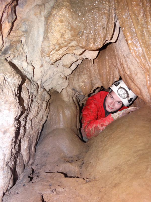 Eva pri raziskovanju netopirjev v Mrzli jami pri Ložu. Foto: Primož Presetnik