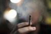 Nova Zelandija načrtuje trajno prepoved cigaret za določeno generacijo