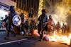 Policija s solzivcem, vodnimi topovi in gumijastimi naboji nad protestnike