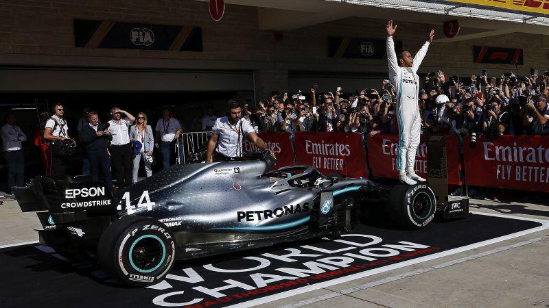 Valtteri Bottas je resda dobil dirko v Austinu, a vso pozornost je z novim naslovom svetovnega prvaka v kraljici motošporta pritegnil daleč najuspešnejši dirkač v dobi turbomotorjev, Lewis Hamilton. Foto: EPA