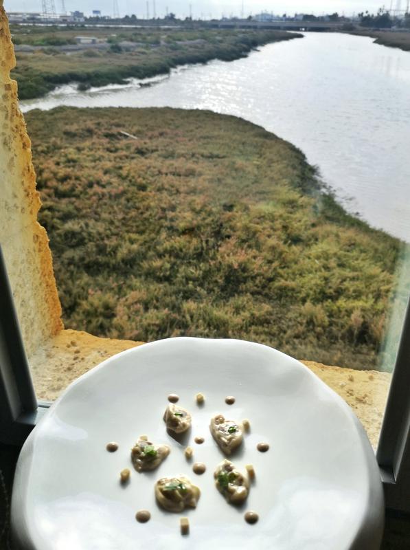 Ostrige z jetri morske žabe in pogled na dvigajočo se vodo, ki obdaja restavracijo. Foto: MMC RTV SLO/Kaja Sajovic