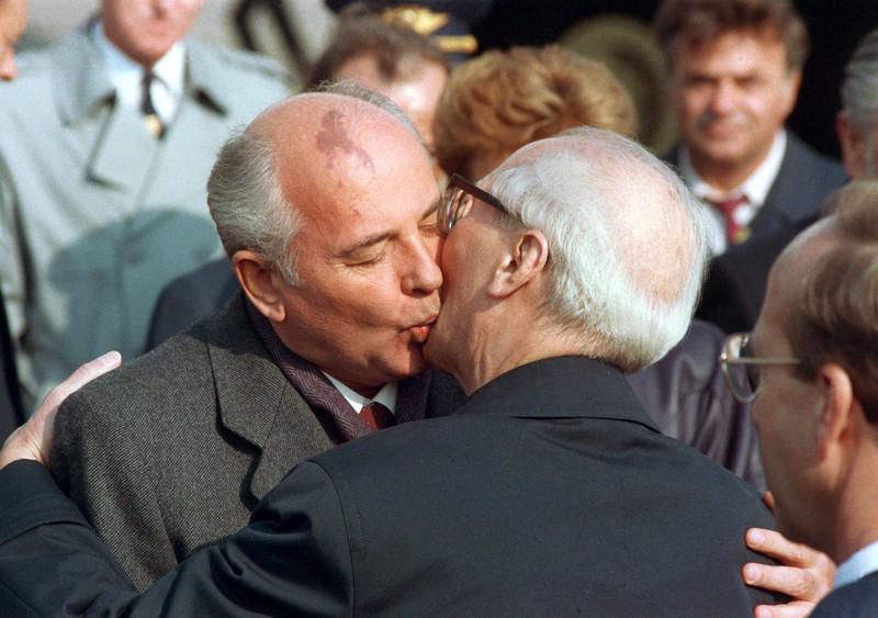 Predvsem po obisku Ericha Honeckerja v Zahodni Nemčiji leta 1987 so bili odnosi med NDR in SZ vedno bolj zaostreni. Eden izmed razlogov je bila tudi togost režima Ericha Honeckerja, ki je reforme, ki jih je vpeljeval Mihail Gorbačov, videl kot izdajo prizadevanja za doseg komunizma v Vzhodni Evropi. Foto: EPA