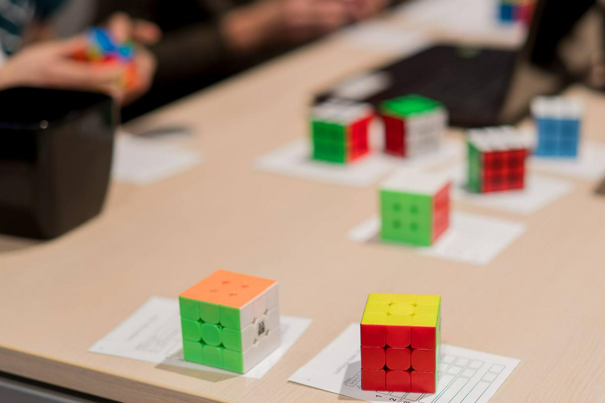 Tekmovalci so sestavljali in reševali kocke različnih velikosti in oblik. Foto: Facebook/Rubik klub Slovenija