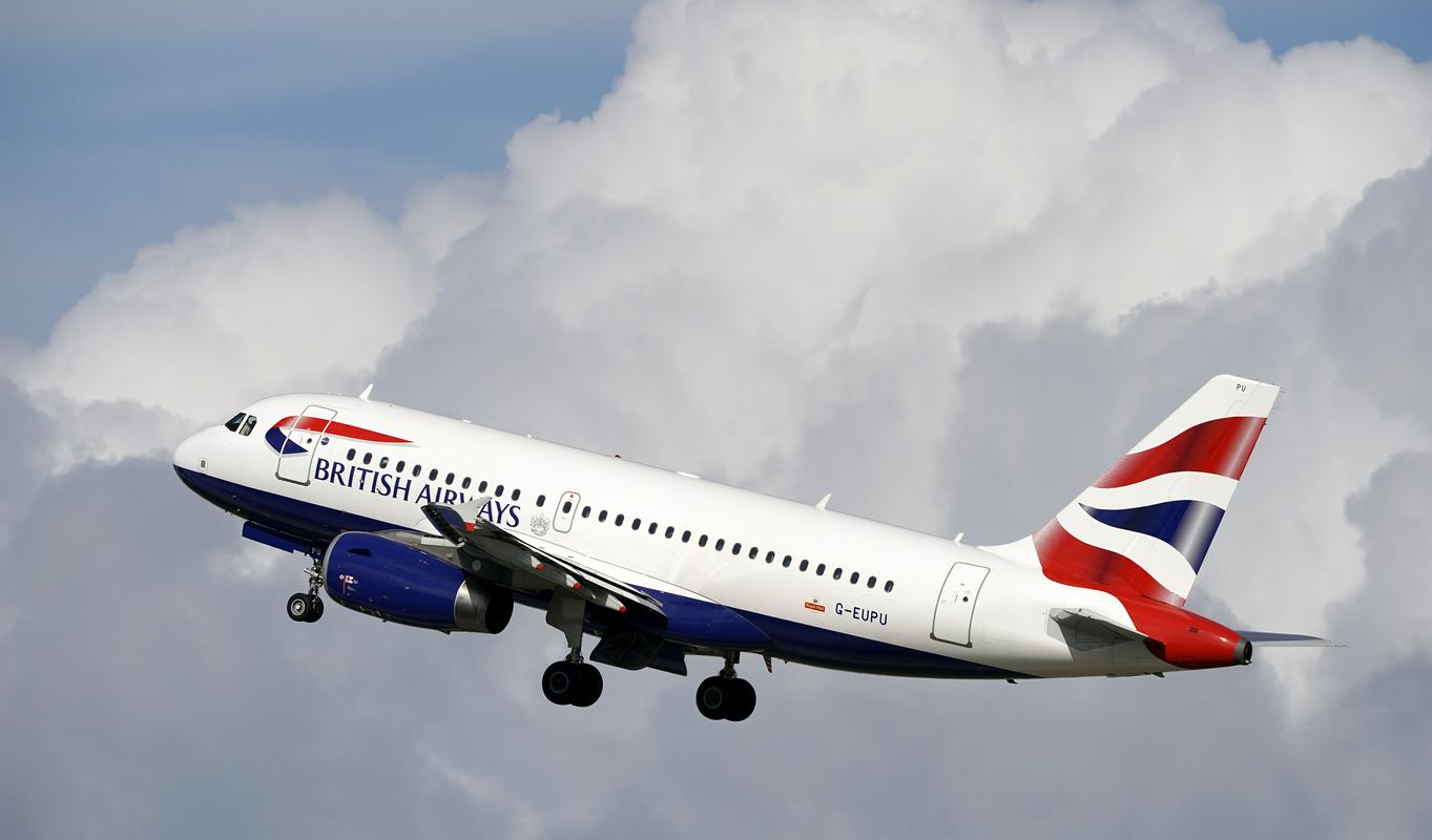 British Airways se hvali z lažjim papirjev svojih revij, medtem pa letala obtežijo za dodatnih več ton goriva. Foto: EPA