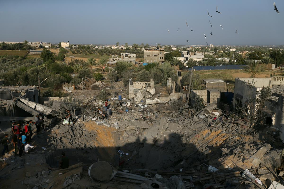 Prizorišče enega od izraelskih napadov v Gazi. Foto: Reuters