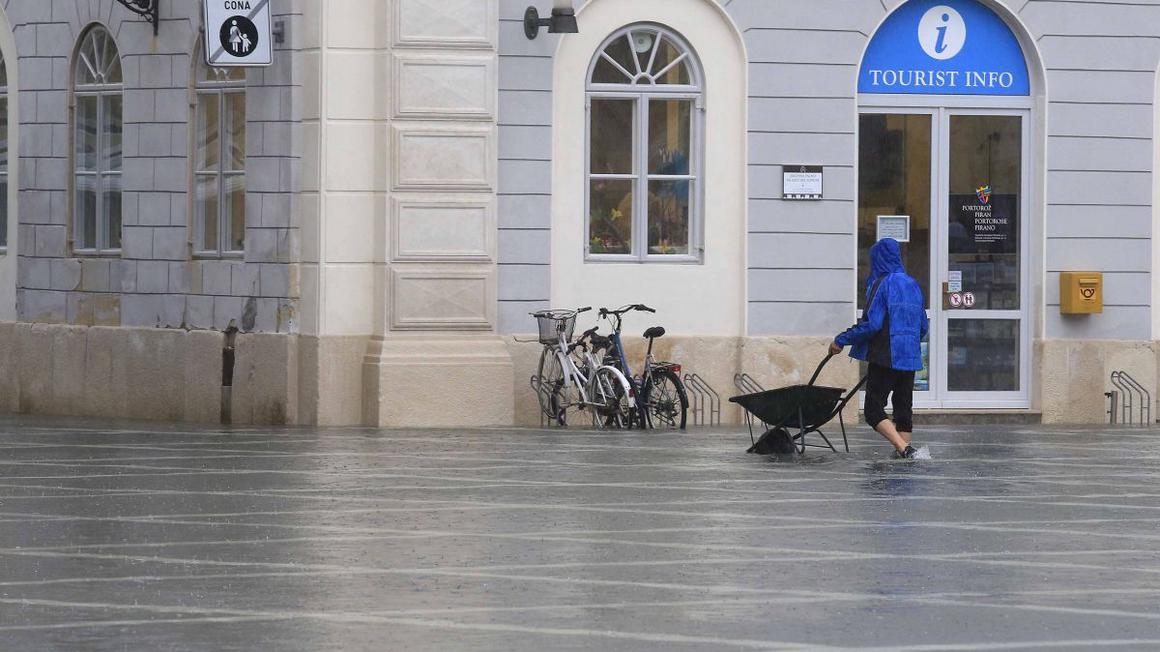 Prizor poplavljenega Tartinijevega trga v Piranu. Foto: BoBo