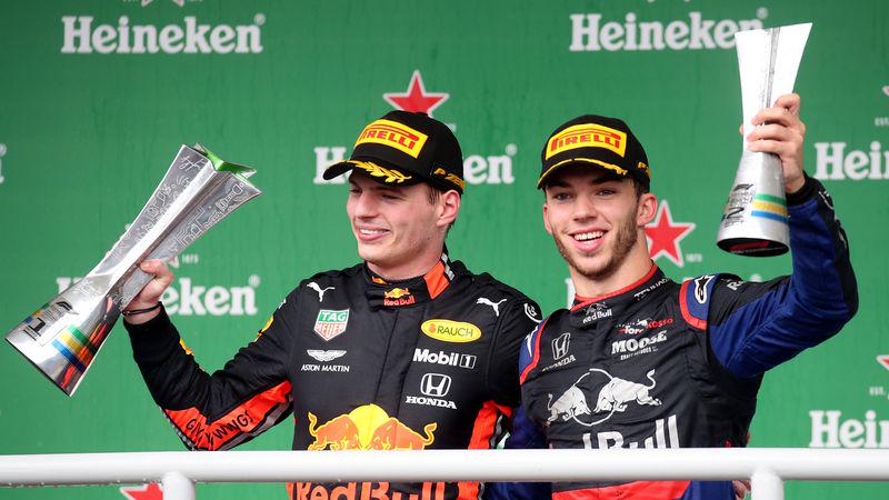 Fotografija za anale. Max Verstappen in Pierre Gasly sta letošnjo sezono formule ena začela kot moštvena kolega pri Red Bullu. Ko je Francoz izgubil sedež zaradi neprepričljivih predstav in nazadoval k Red Bullovi sestrski ekipi Toro Rosso, najbrž nihče ni pričakoval, da se bo letos uvrstil na oder za zmagovalce. A to mu je uspelo (že) v kultnem Interlagosu. Uspeh kariere za 23-letnika iz Rouena. Foto: Reuters