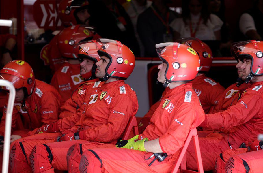 Ferrarijevi mehaniki so le nemo opazovali oslarijo, ki sta si jo na progi privoščila Sebastian Vettel in Charles Leclerc. Foto: Reuters