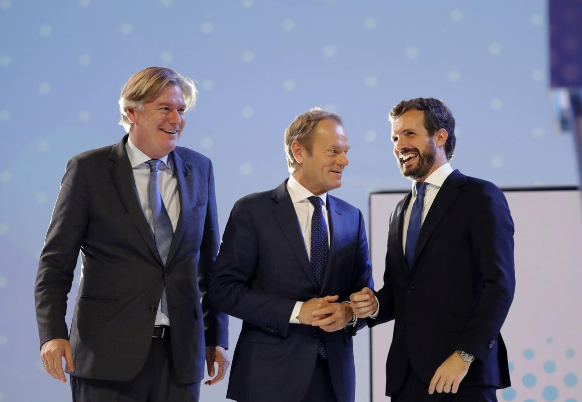 Generalni sekretar EPP-ja Antonio Lopez Isturiz, predsednik EPP-ja Donald Tusk in vodja španske ljudske stranke Pablo Casado. Foto: EPA