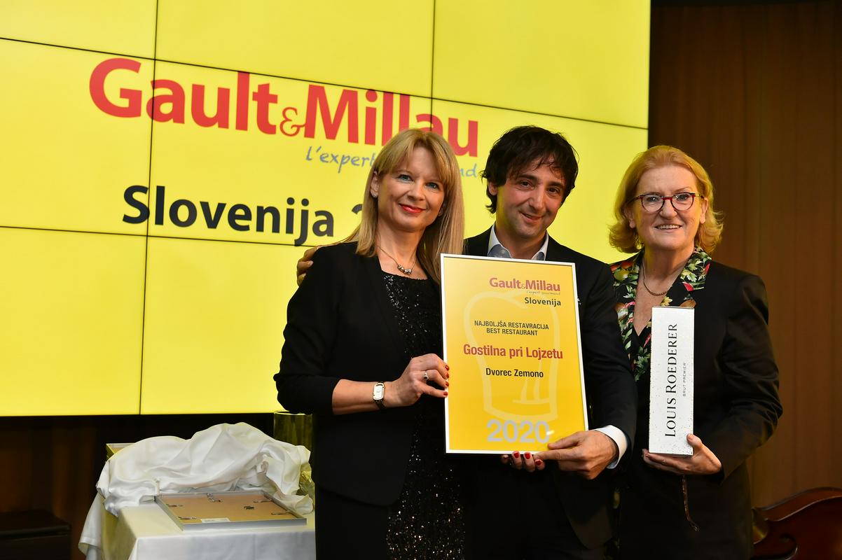 Gault&Millau je prve nagrade podelil 13. novembra, sinoči pa so razkrili še vodnik v celoti. Na sliki direktorica GM-ja Slovenija Mira Šemić (desno) z direktorico STO-ja Majo Pak in Tomažem Kavčičem iz Gostilne pri Lojzetu. Foto: Organizator