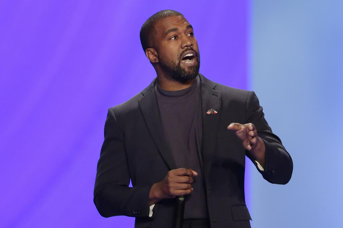 Kanye West trdi, da je njegovo premoženje vredno vsaj 3,3 milijarde dolarjev, pri Forbesu pa, ker so njegovo 