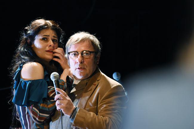 Ellido Wangel igra Pia Zemljič, njenega moža Bojan Emeršič. Foto: Peter Uhan/SNG Drama Ljubljana