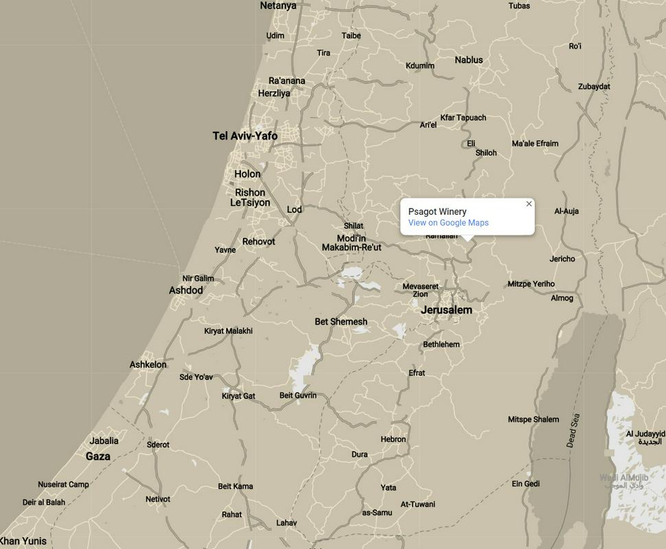 Zemljevid, ki kaže lokacijo vinarskega podjetja Psagot, objavljen na njihovi spletni strani. Prekinjena črta pomeni t. i. zeleno črto iz leta 1949, ki razmejuje ozemlje Izraela od Zahodnega brega (z Vzhodnim Jeruzalemom) in Gaze, ki ju je Izrael vojaško zasedel leta 1967 in ju ima tudi danes pod nadzorom. Lokacija podjetja je jasno zunaj Izraela, daleč na zasedenem ozemlju. Foto: psagotwines.com