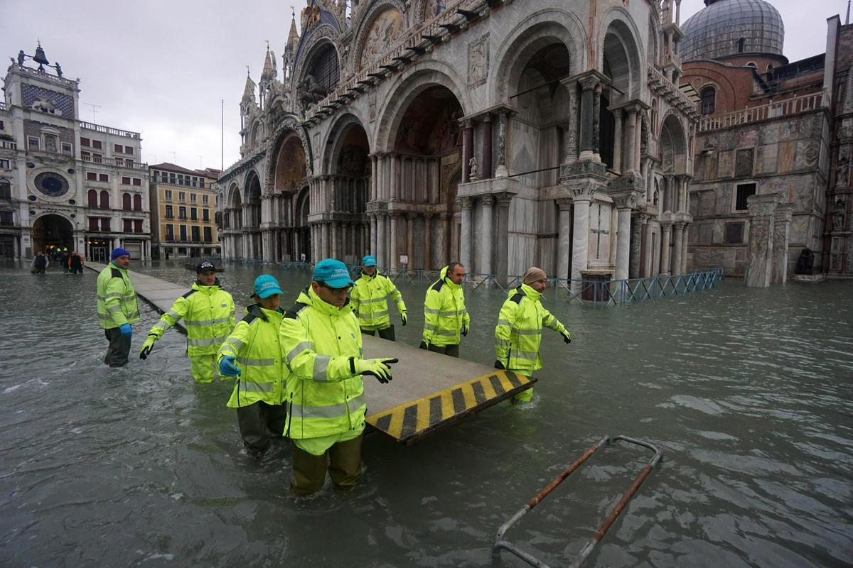 Nedavne poplave v Benetkah je župan Lugi Brugnaro povezal s podnebnimi spremembami. Foto: EPA