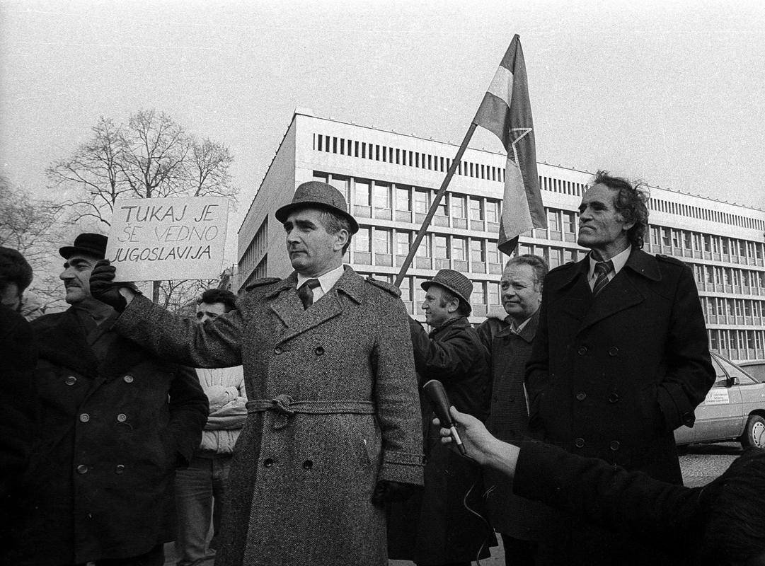 1. decembra 1989, na dan napovedanega mitinga resnice v Ljubljani, na vlakih, ki so bili napoteni v Slovenijo, ni bilo mitingašev, na trgu pred slovensko skupščino pa se je zbrala le peščica posameznikov ter množica novinarjev. To je bil velik uspeh slovenske politike in policije, ki je uspešno zatrla srbske mitingaše, ki so v Slovenijo želeli izvoziti svojo 