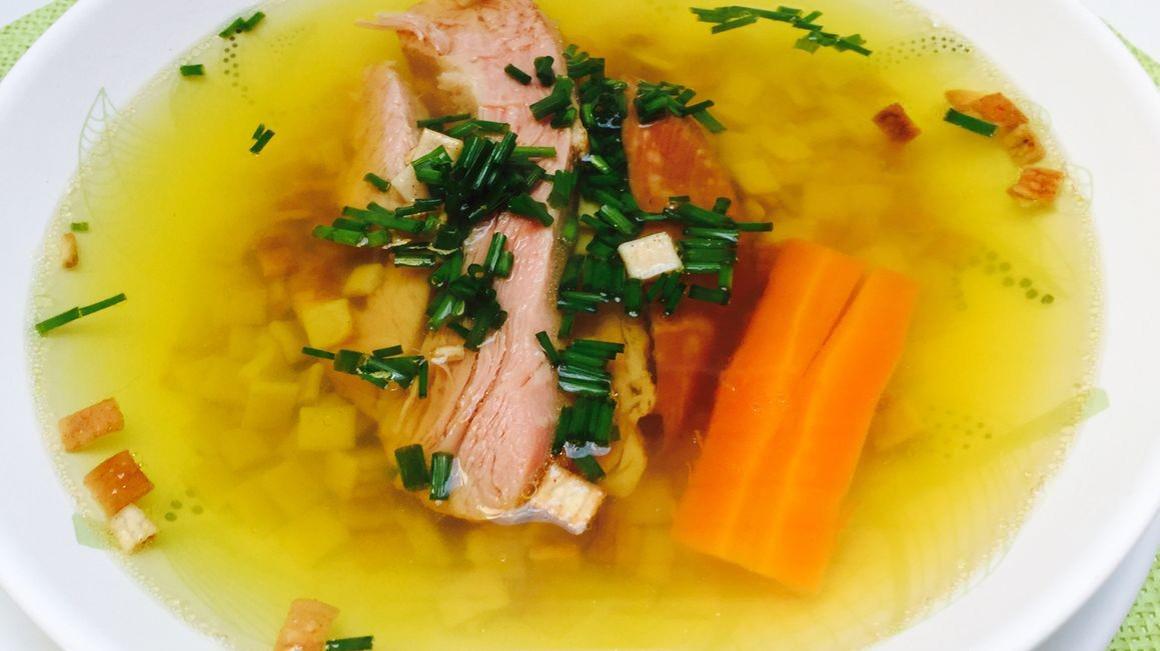Goveja juha z mesom in zelenjavo v krožniku. Foto: Dobro jutro