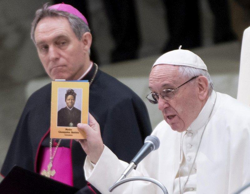 Papež Frančišek s podobo Jožefine Bakhite. Foto: EPA