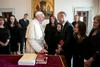 Papež Frančišek kljub kritikam sprejel premierja Malte