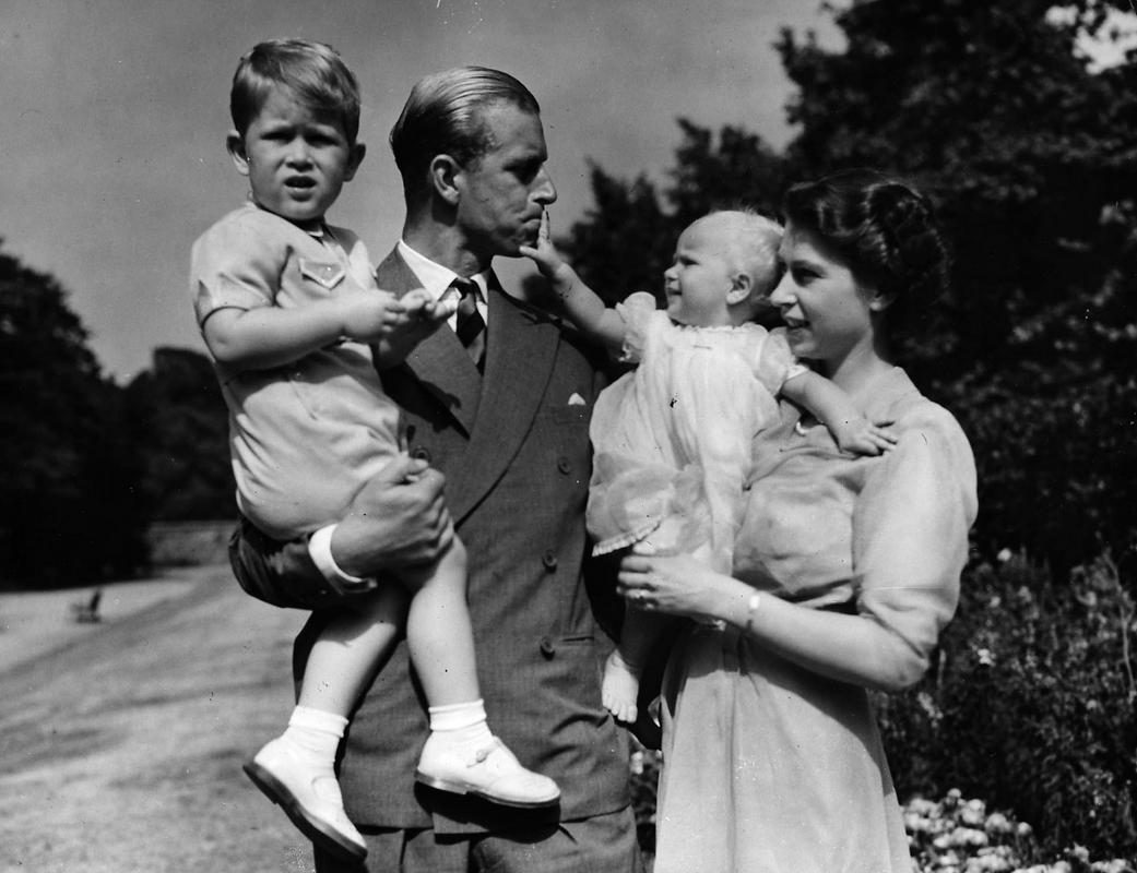 Kraljica Elizabeta, princ Filip z otrokoma, Charlesom in Ano leta 1951. Foto: AP