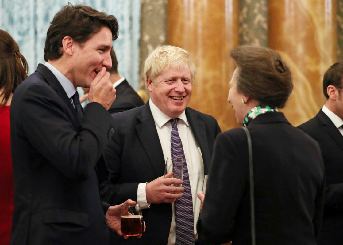 Princesa Ana se je kanadskemu in britanskemu premierju med sprejemom voditeljev Nata takole pridružila pri opravljanju Donalda Trumpa. Foto: Reuters