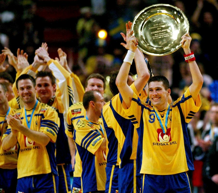 Švedska je s štirimi zlatimi medaljami in eno srebrno najuspešnejša država evropskih prvenstev. A zadnji naslov je star že 18 let. Švedi so ga namreč osvojili leta 2002 pred domačimi navijači. Na zgornji fotografiji Stefan Lövgren z lovoriko za naslov evropskega prvaka. Foto: EPA