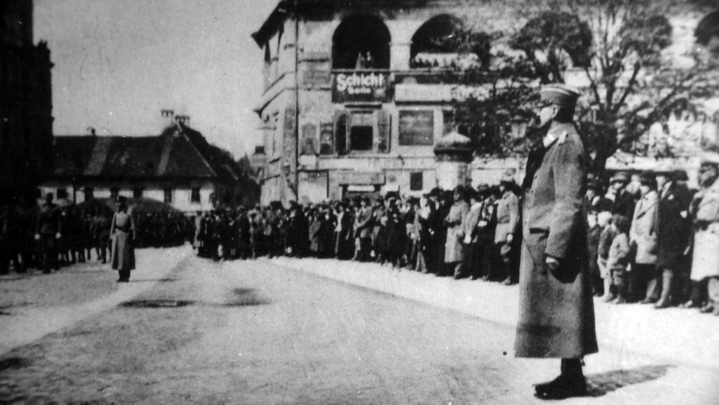 Slavnostni mimohod enot slovenske vojske pred generalom Rudolfom Maistrom na današnjem Trgu svobode v Mariboru 15. decembra 1918. Foto: Muzej narodne osvoboditve Maribor