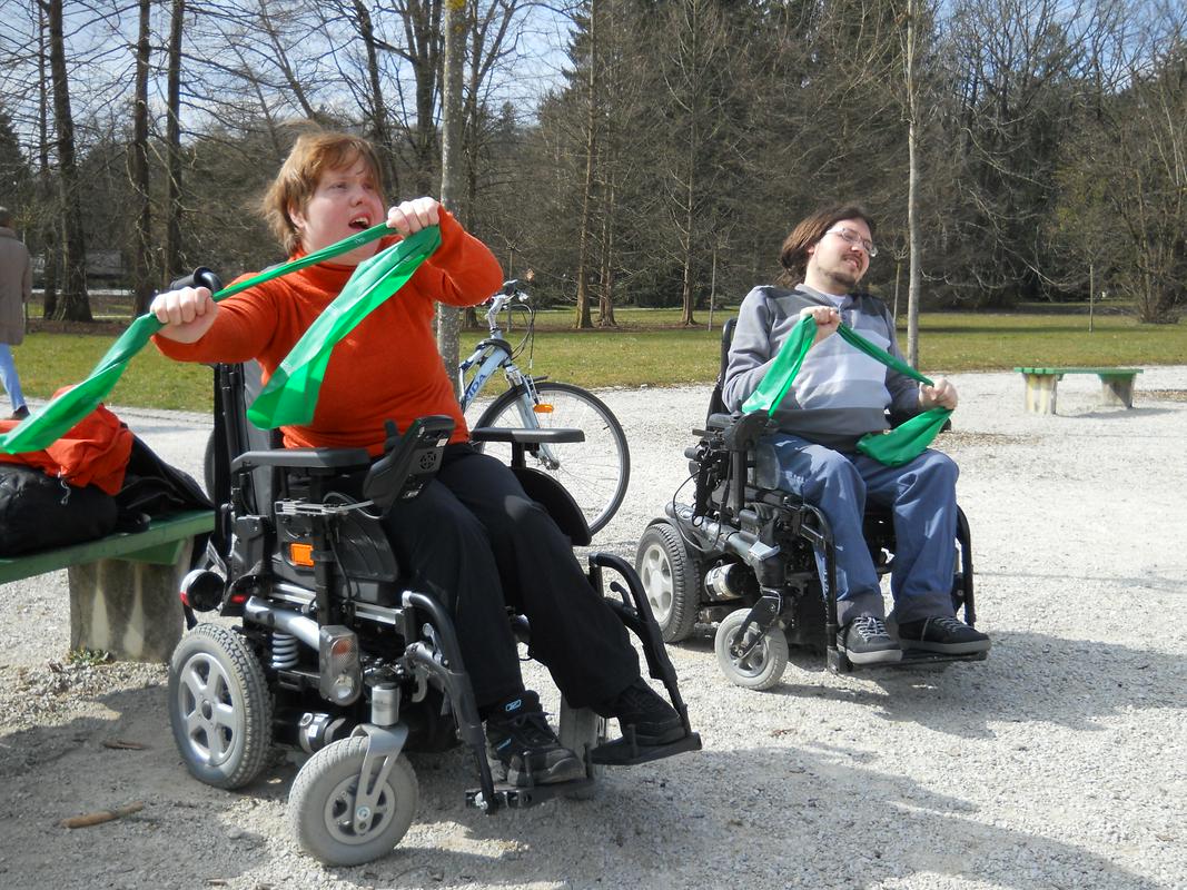 Opis fotografije: Na fotografiji sta študentka in študent na invalidskem vozičku med prilagojeno vadbo v ljubljanskem Tivoliju. Foto: osebni arhiv