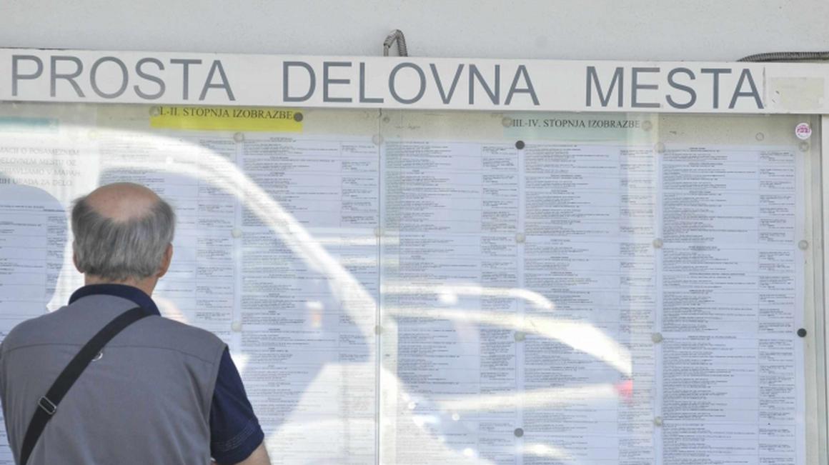 Na fotografiji moški preverja seznam prostih delovnih mest, ki je izobešen na pročelju Zavoda za zaposlovanje. Foto: BoBo