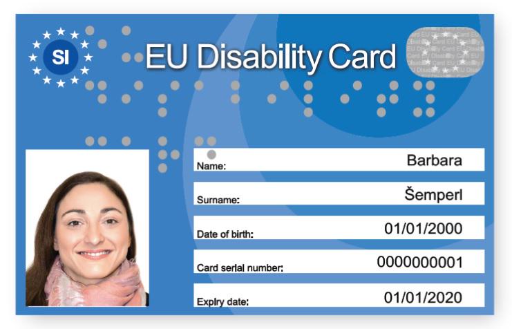 Na fotografiji je invalidska kartica ugodnosti v angleškem jeziku. Na modri podlagi je v zgornjem delu kartice napis EU Disability Card. V levem spodnjem delu je fotografija imetnice kartice, v osrednjem in desnem delu kartice pa so navedeni podatki imetnice. Foto: MDDSZ