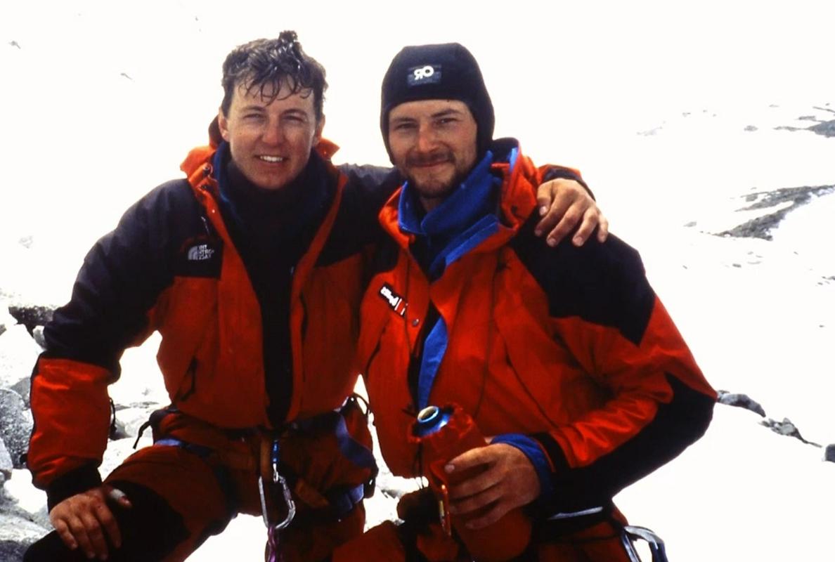 Na fotografiji sta Tomaž Humar in Vanja Furlan v alpinistični opravi na zasneženi gori Ama Dablam. Foto: iz filma, arhiv TV Slovenija 