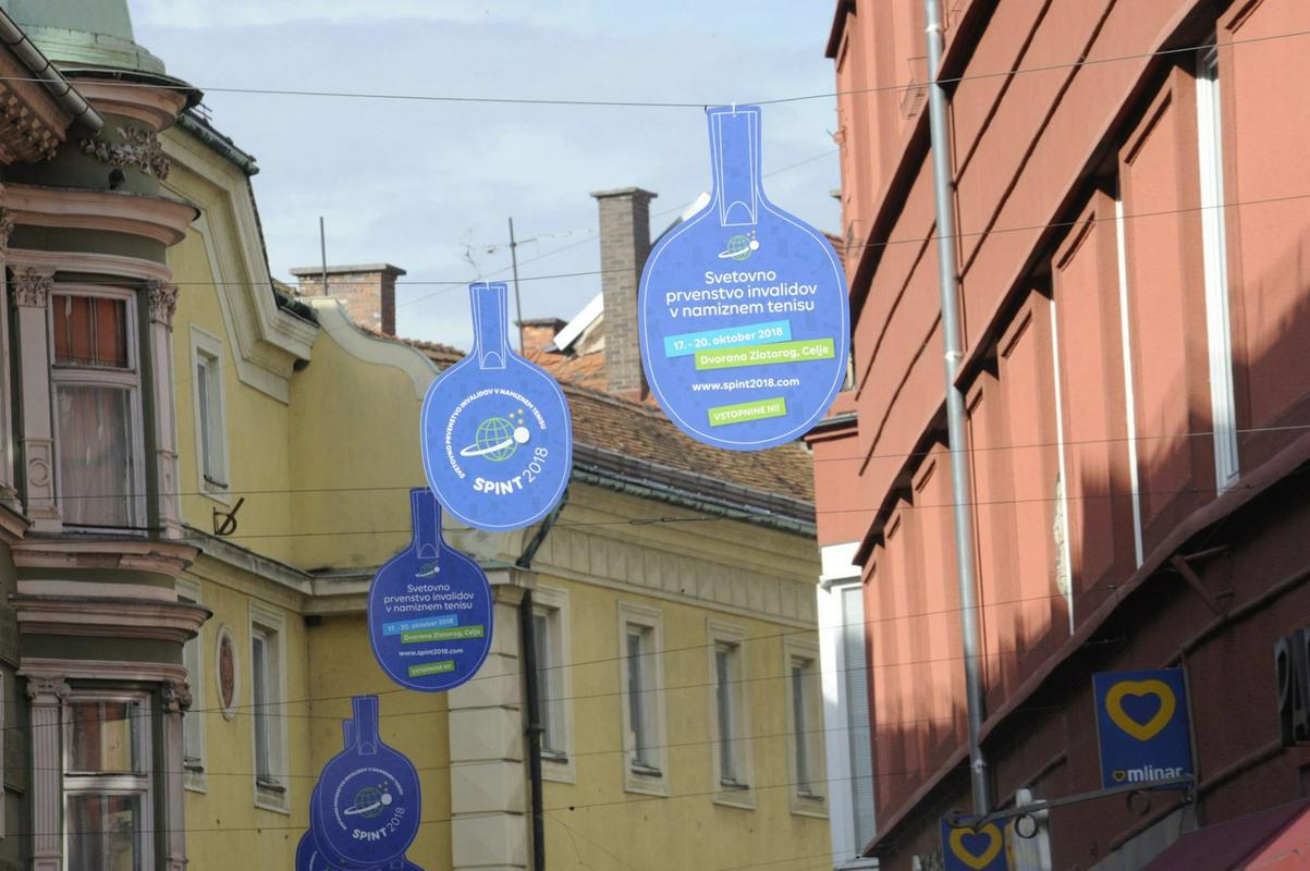 Na fotografiji je ena od celjskih ulic, kjer so izobešeni plakati v obliki loparja za namizni tenis, z vabilom na SPINT 2018. Foto: ZŠIS - POK. 