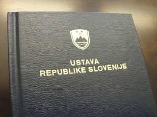 Zgornji del platnice knjige Ustava Republike Slovenije. Naslov je izpisan z zlatimi črkami. Foto: arhiv MMC 
