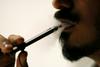 Zaskrbljujoče! V Sloveniji uporablja elektronsko cigareto več mladostnikov kot odraslih