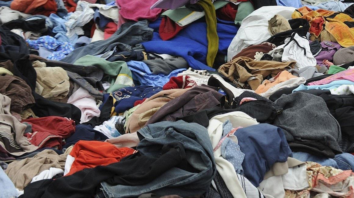 Na fotografiji so odpadna oblačila. Foto: Reuters