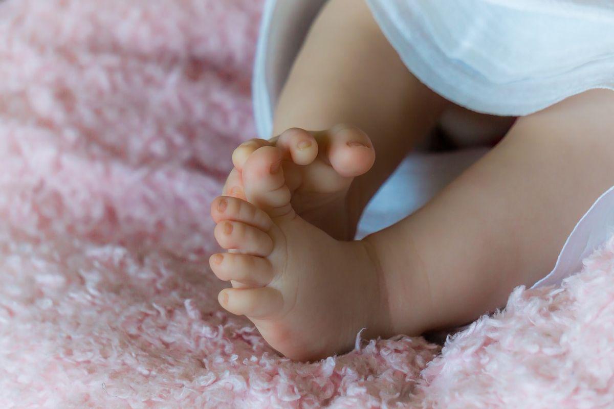 Na fotografiji so nogice novorojenčka. Foto: Pixabay
