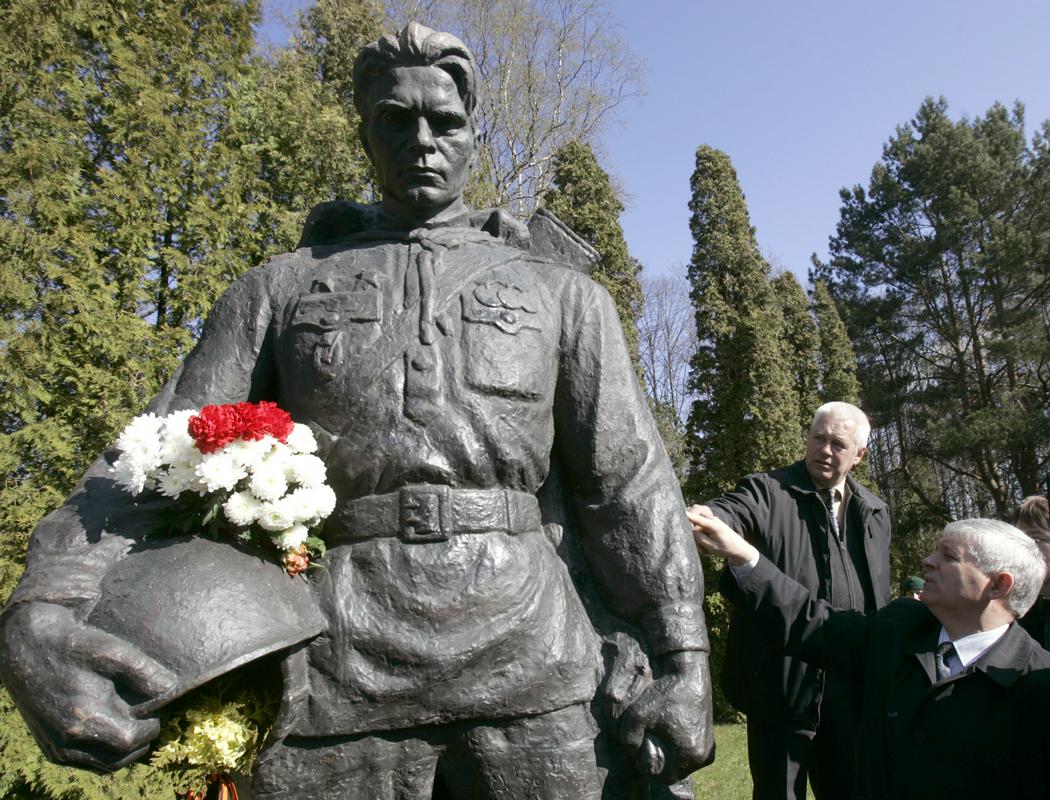 Val kibernetskih napadov je leta 2007 sprožil premik bronastega kipa sovjetskega vojaka. Foto: Reuters