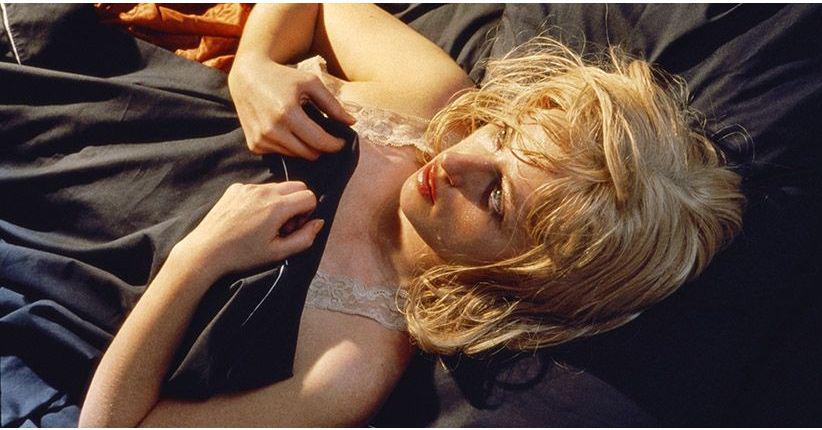 Shermanova večinoma ustvarja konceptualne fotografske serije, v katerih pred objektiv praviloma postavi samo sebe, s pomočjo lasulj in ličil se postavlja v vloge, ki razgaljajo stereotipe vsakdanjega življenja. Na fotografiji je delo Untitled #93 iz leta 1981. Foto: Metro Pictures, New York
