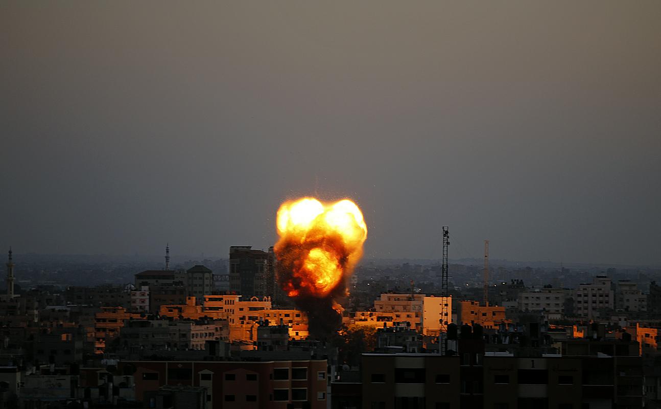 Izrael je leta 2014 v Gazi ubil 2.251 ljudi, od tega več kot 1.400 civilistov, med katerimi je bilo okoli 500 otrok. Medtem na Zahodnem bregu in v Vzhodnem Jeruzalemu Izrael nadaljuje obsežno gradnjo naselbin, ki so po mednarodnem pravu nezakonite. Foto: EPA