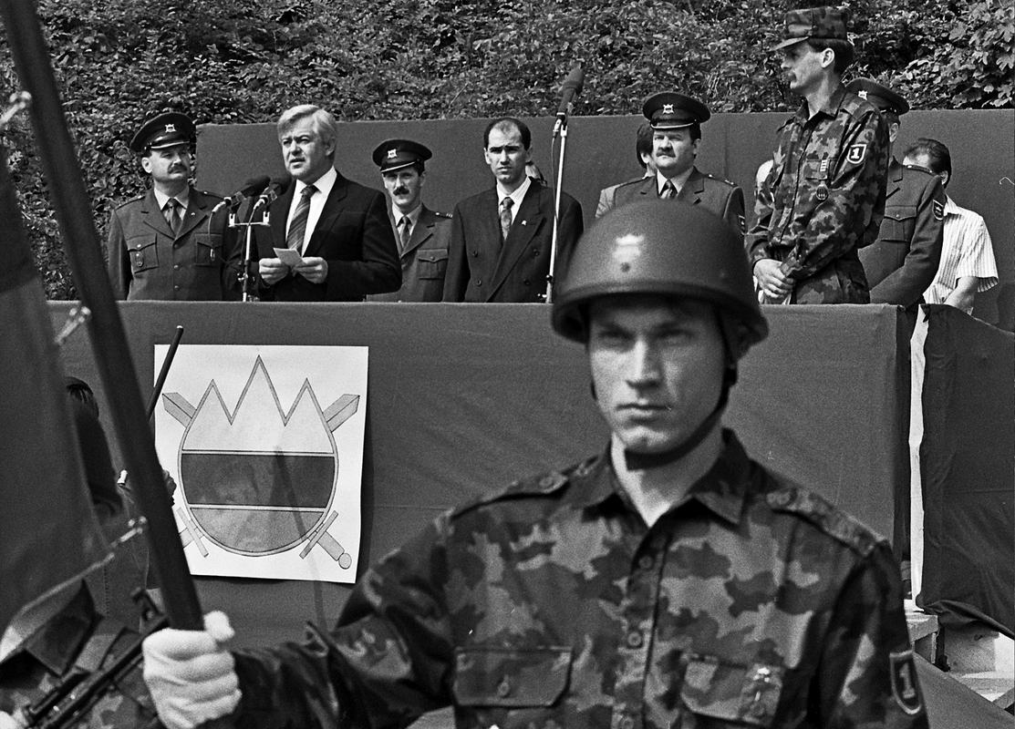 Slavnostna govornika na prisegi prve generacije v Slovenski vojski sta bila predsednik države Milan Kučan in obrambni minister Janez Janša. Foto: BoBo