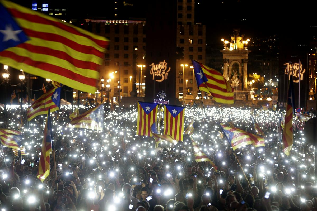 Protest v podporo neodvisni Kataloniji iz leta 2015, na katerem so udeleženci prižgali svoje prenosne telefone. Sledenje geolokaciji prenosnih telefonov, tudi brez povezave z osebnimi podatki uporabnikov, oblastem omogoča predvidevanje krajev javnih zborovanj. Foto: EPA